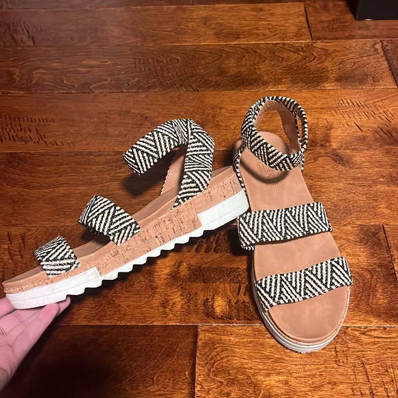 Platform Sandals Size 9. - Picture 3 of 8